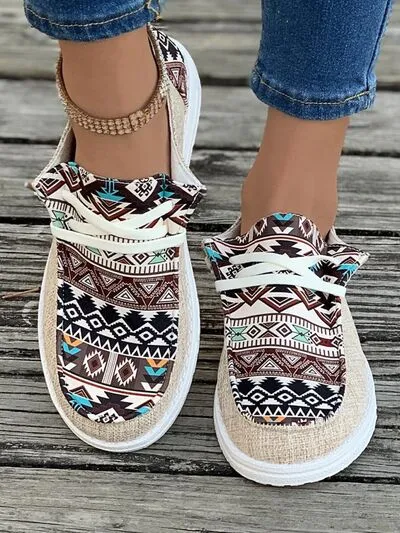 Geometrische vetersluitende slip-ons met ronde neus