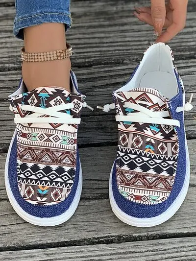 Geometrische vetersluitende slip-ons met ronde neus