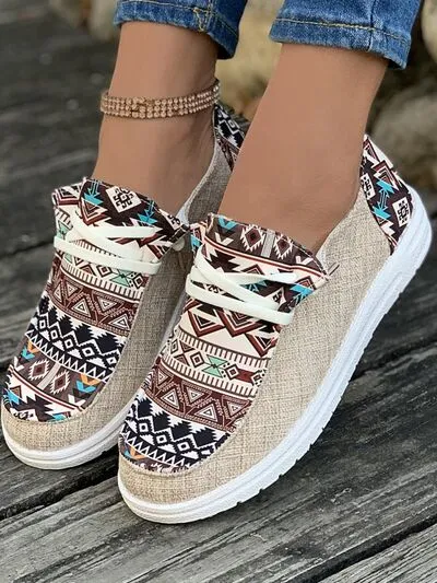 Geometrische vetersluitende slip-ons met ronde neus