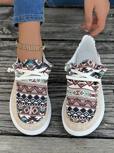 Geometrische vetersluitende slip-ons met ronde neus
