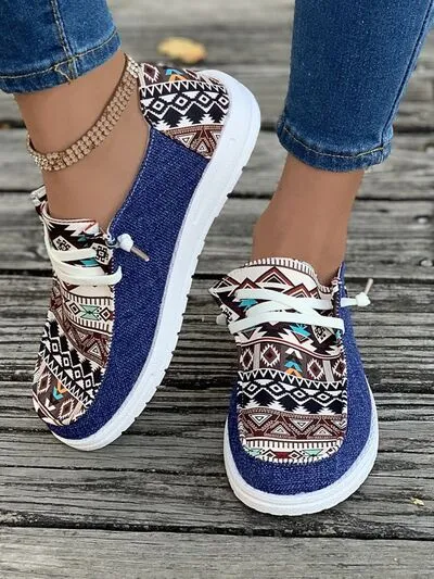 Geometrische vetersluitende slip-ons met ronde neus