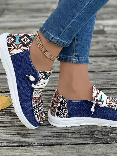Geometrische vetersluitende slip-ons met ronde neus
