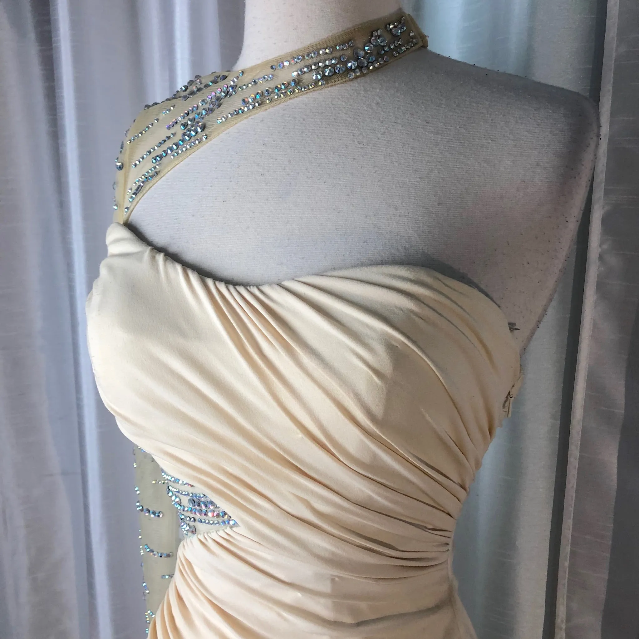 Night Moves By Allure Cream One Sleeve Long Gown Size 2