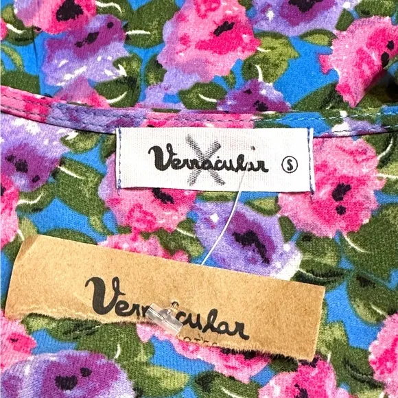 NWT Vernacular Cross Front Ruched Dress in Multicolored Floral Print. Size Small