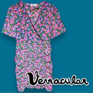 NWT Vernacular Cross Front Ruched Dress in Multicolored Floral Print. Size Small